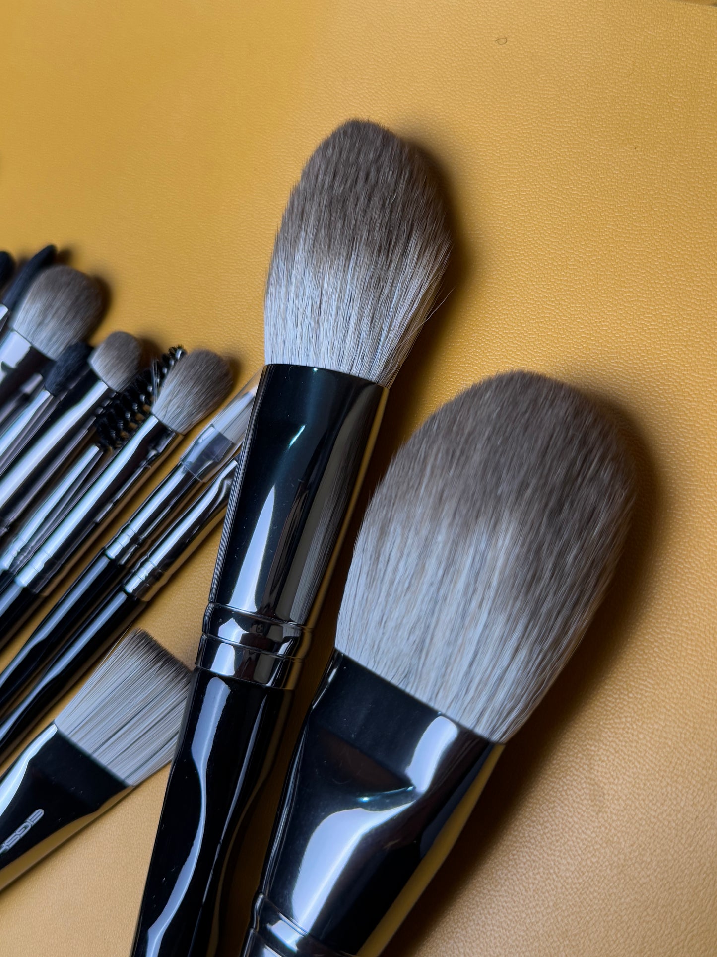 Eigshow makeup brushes set